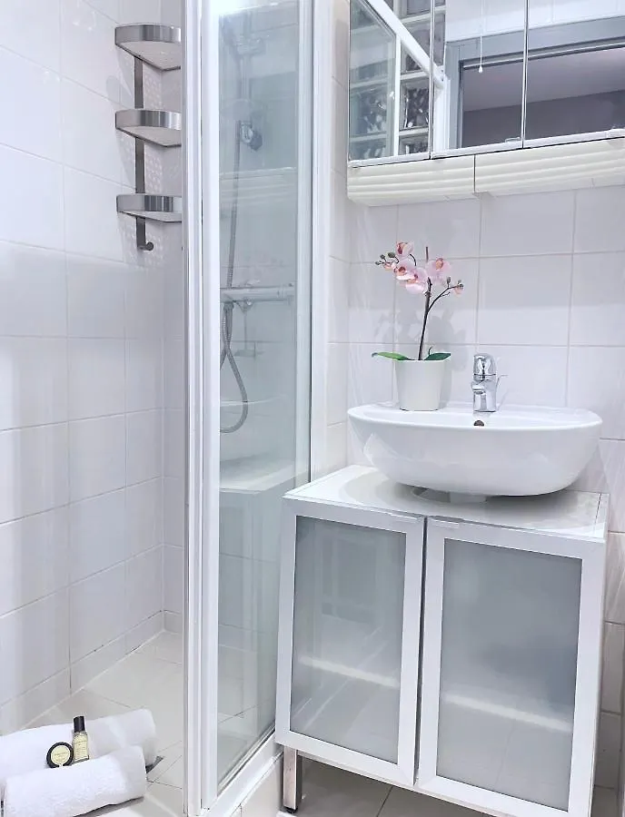 1605B - Best Deal Apartment Paris 0*,  France